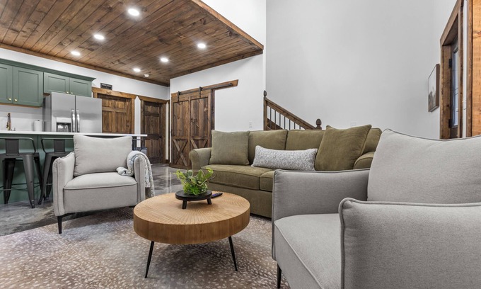 Stanton House | Barndo Stay Hot Tub Red River Ample Parking