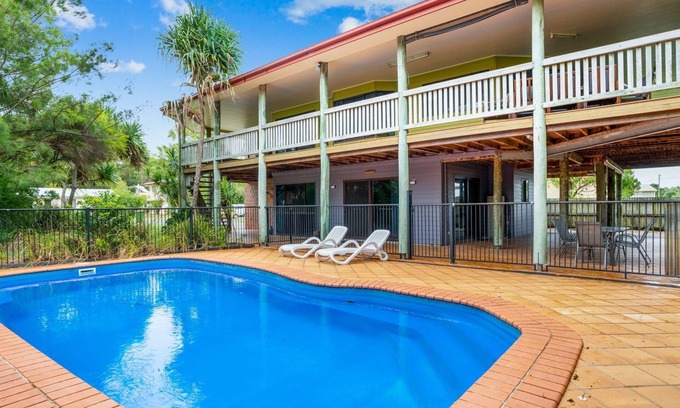 Rainbow Beach House | Barny's - Rainbow Beach. Fantastic beach house in the perfect spot. Pets Welcome. Wi-Fi. Pool