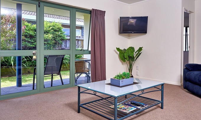Whakatane Hotel | Barringtons Motor Lodge