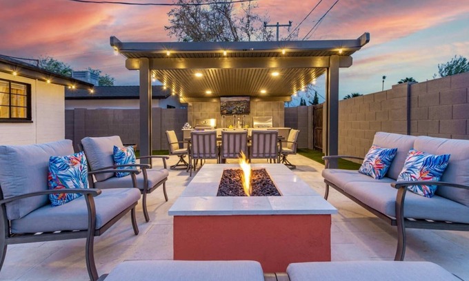 Southwest Village House | Barstool Party Pool12 Seat Hot Tub|Walk 2 Old Town