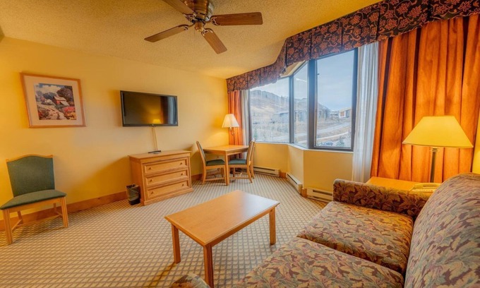 Crested Butte Hotel | Base Village - Grand Lodge King Bedroom Suite