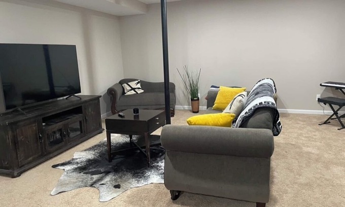 Snellville Apartment | BASEMENT APARTMENT IN UPSCALE NEIGHBORHOOD. Perfect for traveling professional.