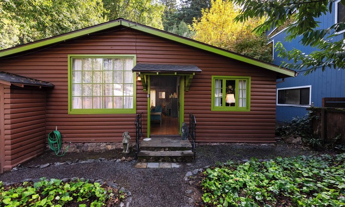 Guerneville Cabin | Bay Tree Cottage ~ Rustic, Charming, Centrally Located! Hot tub, Dog Friendly