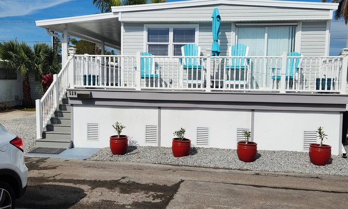 Bradenton Beach House | Bay view, 3 min walk to Gulf beach, shared pool, wash & dryer, free WIFI plus.