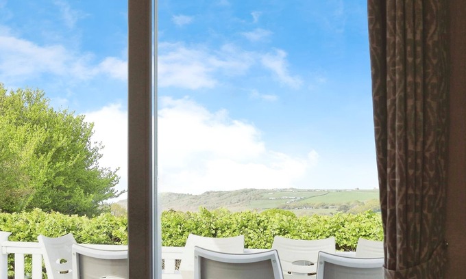 Cowes Cottage | Bay View Lodge - a cabin that sleeps 6 guests in 3 bedrooms