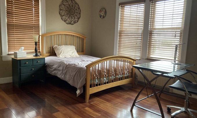 Murray Hill House | Bayside room close to LIRR Bowne park