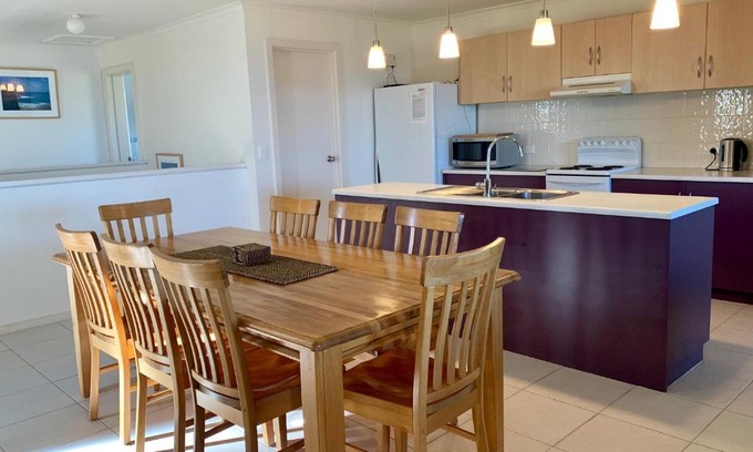 Kingscote Apartment | Bayview Beach House Apartment No 1