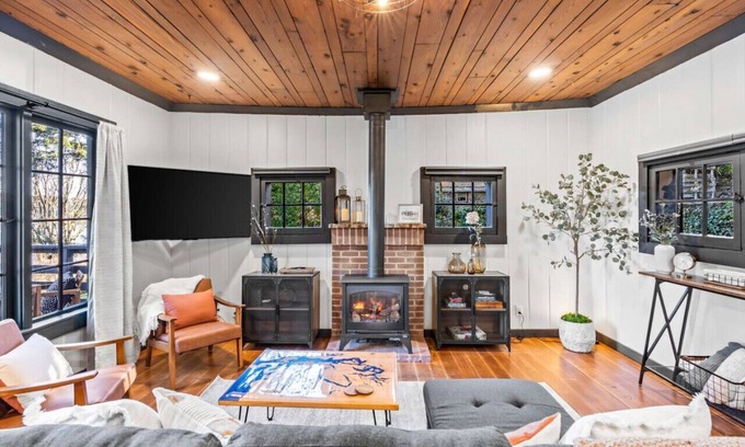 Bremerton House | BayView Cottage - Romantic Getaway w/Beach Access