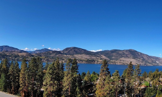 Okanagan-Similkameen House | *BC Short Term Registry #H184359822* A Serene pet & family friendly space.