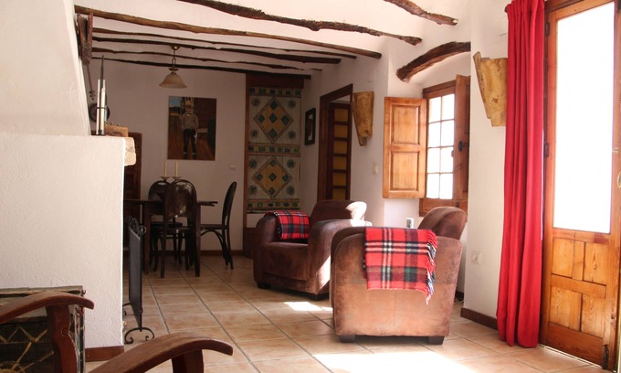 Fuente-Tojar Apartment | Beautiful apartment with private patio among the olive groves.