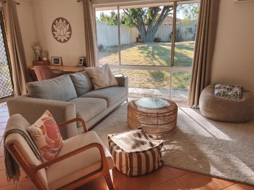 Halls Head House | BEACH 400m, Big Yard, Playroom, Perfect for Families, Couples, Digital Nomads