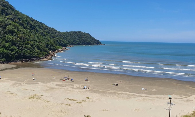 Canto do Forte Apartment | Beach apartment with side views of the sea and mountains