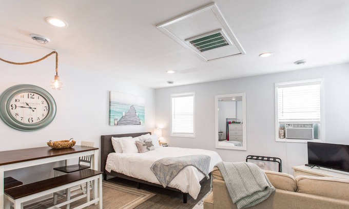 Fox Lake House | Beach Bungalow Getaway ★ Recharge, Refresh, Renew