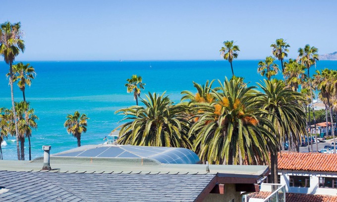 San Clemente Cabin | Beach bungalow near beach & San Clemente Pier with private balcony & ocean views