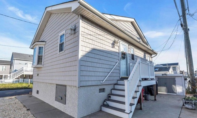 Lavallette House | Beach bungalow that can sleep up to 6! 4 minute walk to the beach!