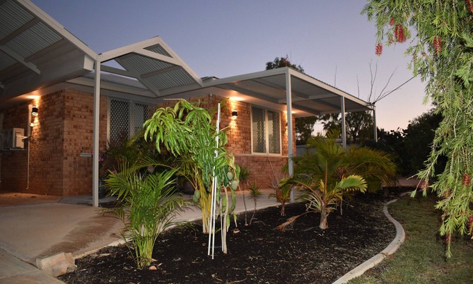 Exmouth House | Beach Daze House walking distance to Town
