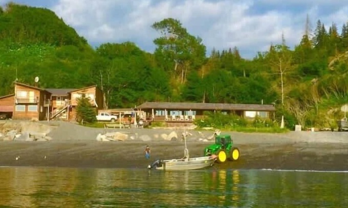 Happy Valley Cabin | Beach Front Alaskan Lodge with 10 rooms!