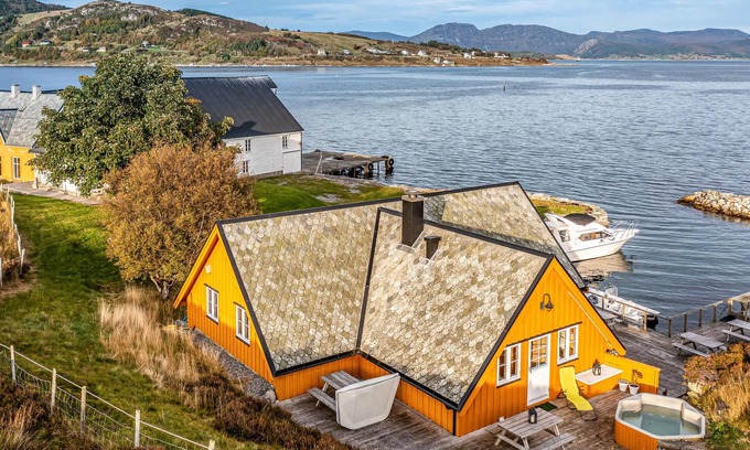 Sande House | Beach front home in Kvamsøy