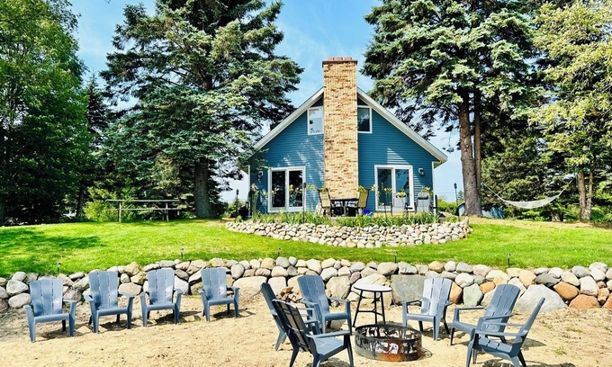 Port Hope House | Beach front house 🏖️ 3 BDR each with a King 👑 10 Minutes to Port Austin 🌅!