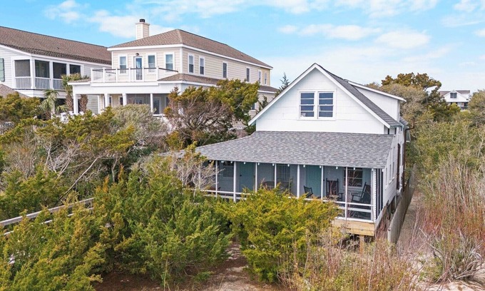 Pawleys Island House | Beach front on Pawleys Island, Two Screened Porches, Dog Friendly