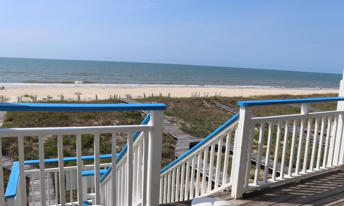East End House | Beach Front Single House - with 6 Person Hot Tub - Fall Weeks are on SALE!
