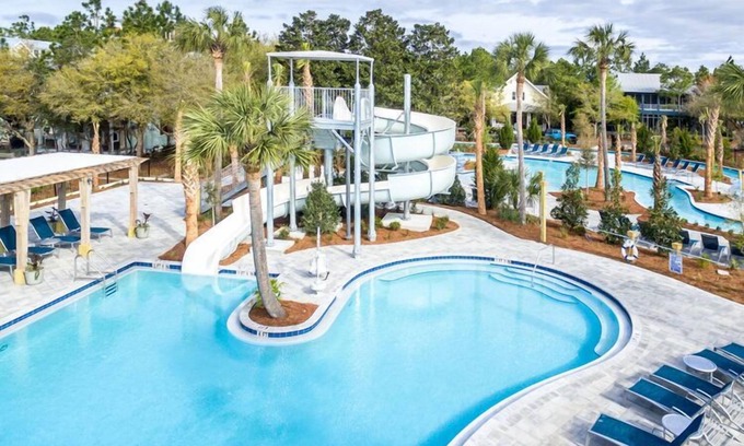 Beach District Condo | Beach Hat/2 Min Walk to Beach/On Town Square/Gulf View/2 Bikes