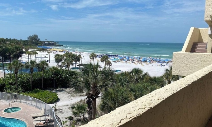 Siesta Key Condo | Beach lovers, here is your ticket to sun-soaked fun and total relaxation!n