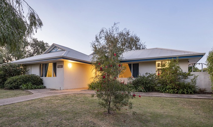 Quindalup House | Beach Retreat - Family & Pet Friendly + only 400m from beach