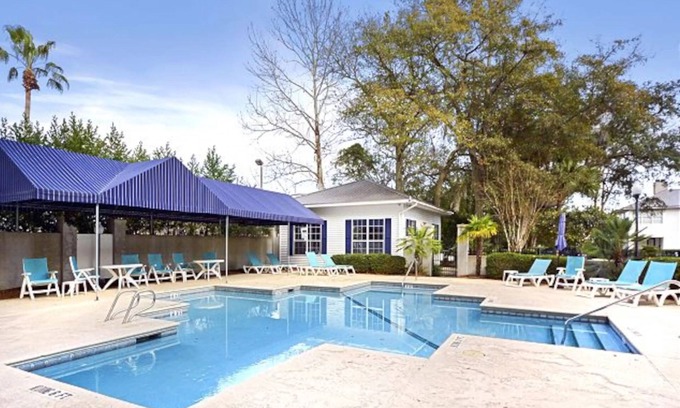 Saint Simons Heights Condo | Beach Square – optional BIKES – Walk 2 Redfern Village, shops, and restaurants!.