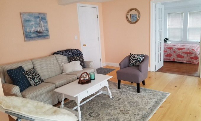 Onset Apartment | Beach Vibes & Fun Colors in the Seashell Suite