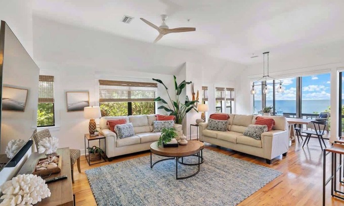 Jose's Hideaway House | Beachfront🌊3 KING suites & bunk room🛏️Pet Friendly🐾