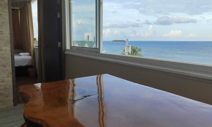 Punta Hansa Apartment | Beachfront Apartment with Pool & WiFi – Prime Zona Rosa San Andrés Island