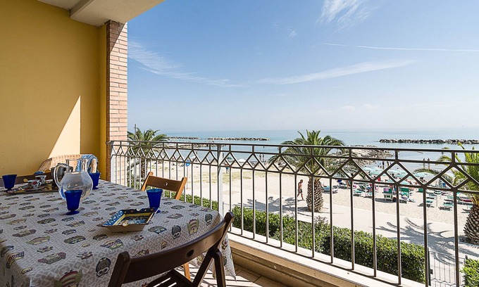 Cupra Marittima Apartment | Beachfront apartment, terrace, wifi, garage.