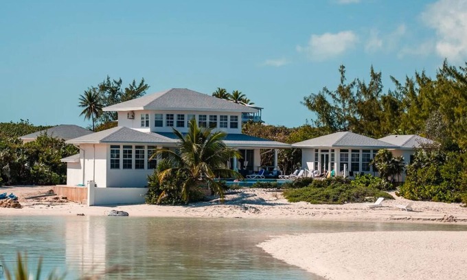 William's Town House | BEACHFRONT! Best Location on Private Lazy River Sand Bar. Always Calm Water!