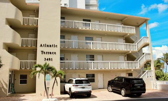 Pompano Beach Apartment | BEACHFRONT COMPLEX STUDIO Sleeps 2 Full Kitchen, Free parking, Heated Pool