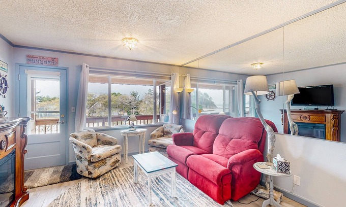 Neskowin Condo | Beachfront condo near the beach with water views, private balcony & cable