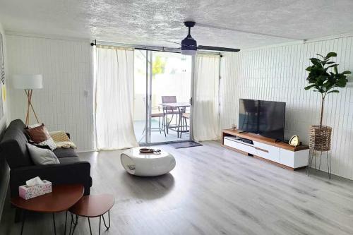 Punaluu House | Beachfront Condo with Ocean View