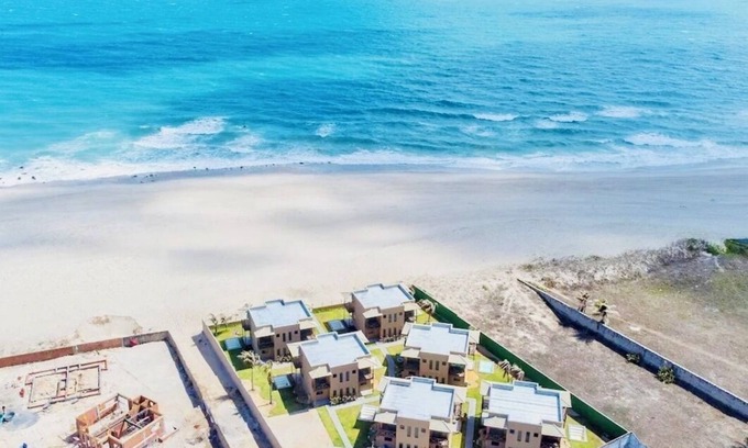 Barro Preto House | Beachfront fully-equipped 2-bedroom house near Beach Park with AC, WiFi.