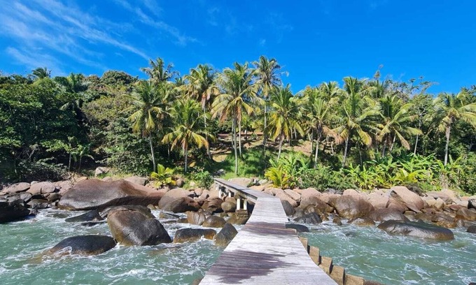 Veloso House | Beachfront House with Private Pier - Veloso and Curral