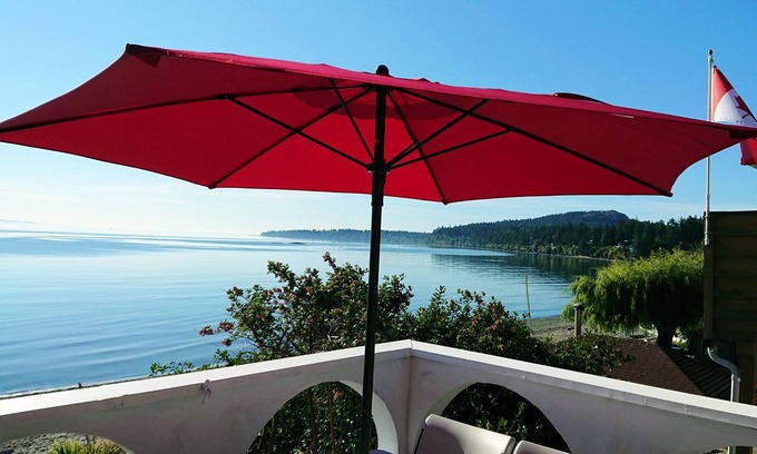 Cordova Bay Apartment | Beachfront paradise!