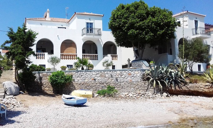Spetses Villa | Beachfront Spetses spectacular fully equipped traditional Villa families/groups