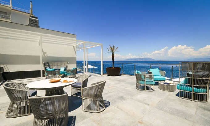 Sorrento City Centre Villa | Beachfront Villa Sorrento & private sea access