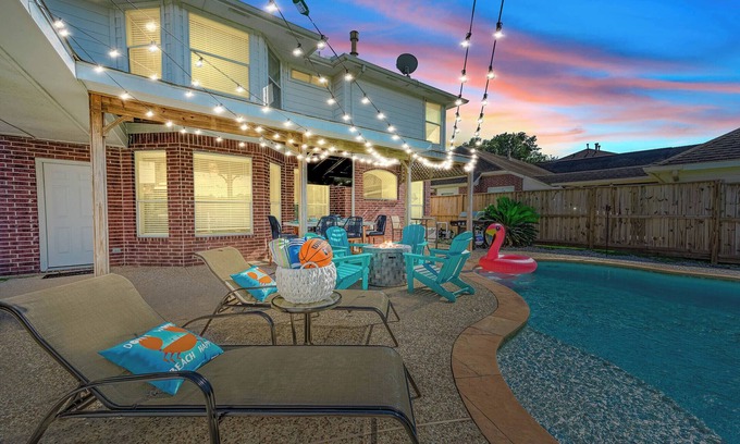 Pearland House | BeachFUNCasa, Firepit, PoolTable, Pool Oasis/Games