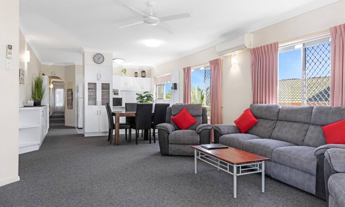Torquay Apartment | Beachside 2-Bed Apartment with Secure Parking