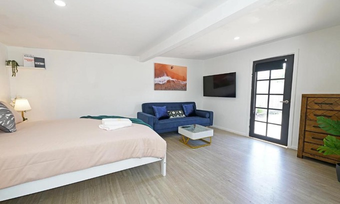 Parkdale Apartment | Beachside Compact Backyard Cabin near Mentone
