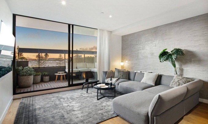 Port Melbourne Apartment | Beachside Gem: Gorgeous Views & Cafes Steps Away!