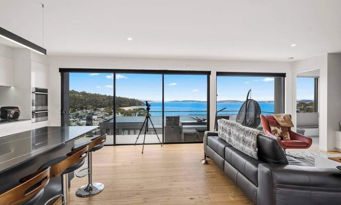 Kingston Beach Villa | Beachside Luxury Villa Expansive Panoramic Vistas