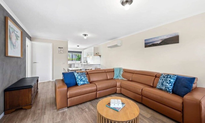 Torquay House | Beachside Torquay Unit: Walk to Surf, Food and Fun