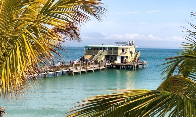 River District House | Beachy cottage with heated Pool, just minutes to beautiful white sand beaches!