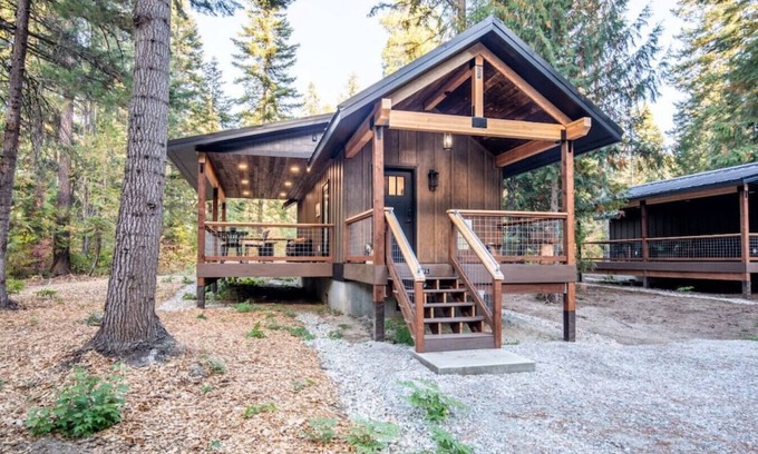 Leavenworth Cabin | "Bear Den" a Cozy 1 Bedroom tiny Cabin with Hot tub